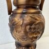 Vintage Holzvase mit geschnitzten Trauben und seitlichen Griffen