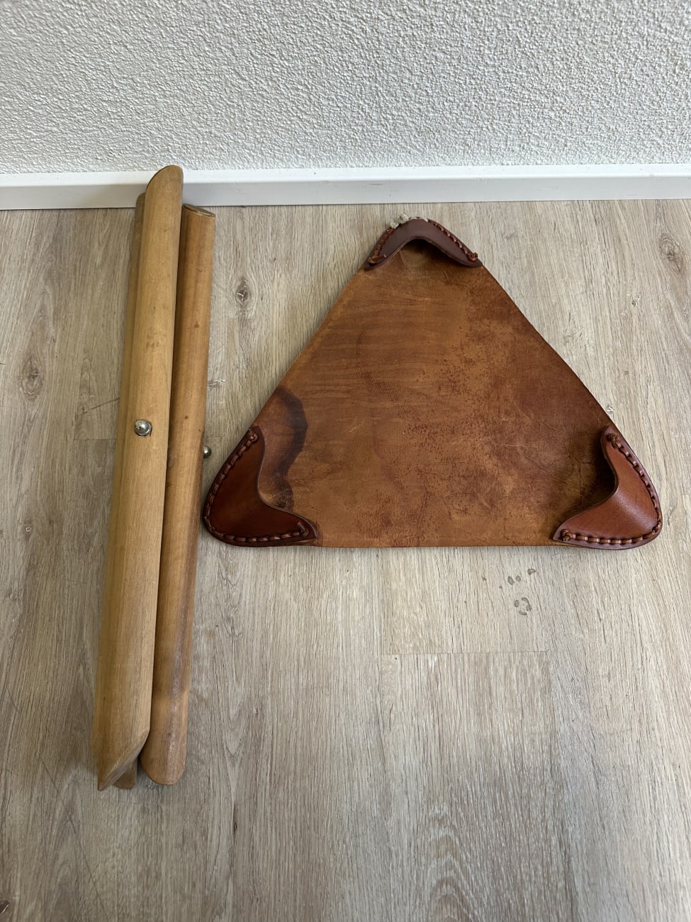 Klapphocker aus Holz mit Ledersitz und Elefantenmotiv
