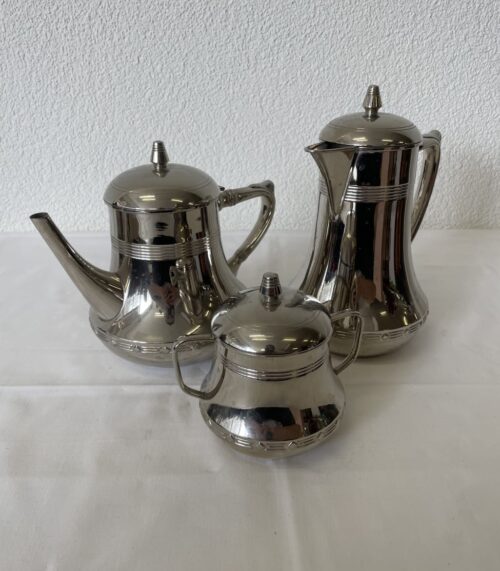 Teeservice aus Edelstahl mit Teekanne, Kaffeekanne und Zuckergefäss