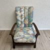 Mid Century Lehnstuhl mit buntem abstraktem Polster und Holzarmlehnen