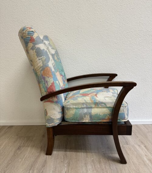 Mid Century Lehnstuhl mit buntem abstraktem Polster und Holzarmlehnen