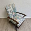 Mid Century Lehnstuhl mit buntem abstraktem Polster und Holzarmlehnen