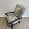 Mid Century Lehnstuhl mit buntem abstraktem Polster und Holzarmlehnen