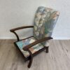 Mid Century Lehnstuhl mit buntem abstraktem Polster und Holzarmlehnen