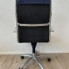 Moderner Bürostuhl in Dunkelblau mit Metallfuss