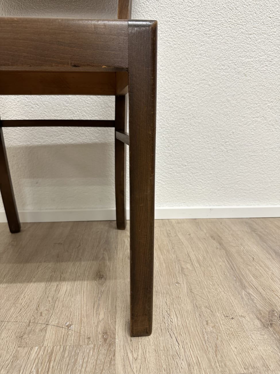 Esszimmerstuhl dunkelbraun mit ergonomischer Rückenlehne