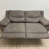 2-Sitzer Sofa mit Relaxfunktion in neutralem Grau-Braun