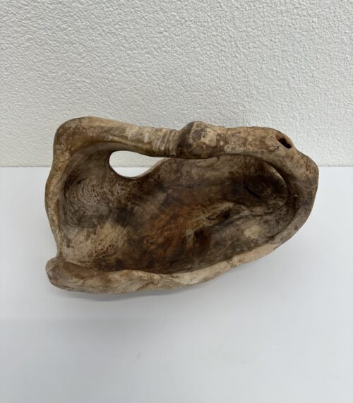 Holzschale mit organischer Form und schöner Maserung