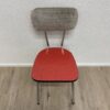Moderner Essstuhl mit roter Sitzfläche und Polsterlehne