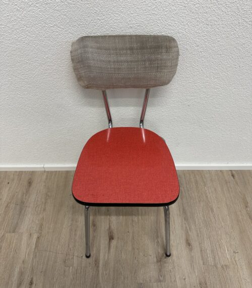 Moderner Essstuhl mit roter Sitzfläche und Polsterlehne