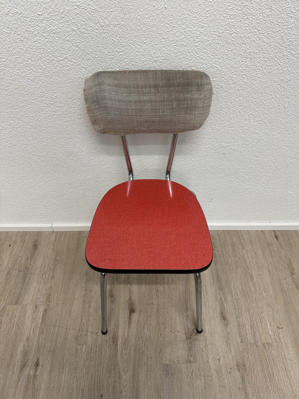 Moderner Essstuhl mit roter Sitzfläche und Polsterlehne