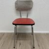Moderner Essstuhl mit roter Sitzfläche und Polsterlehne