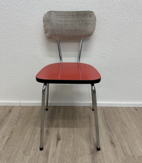 Moderner Essstuhl mit roter Sitzfläche und Polsterlehne