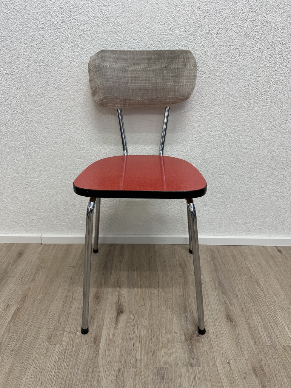 Moderner Essstuhl mit roter Sitzfläche und Polsterlehne