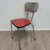 Moderner Essstuhl mit roter Sitzfläche und Polsterlehne