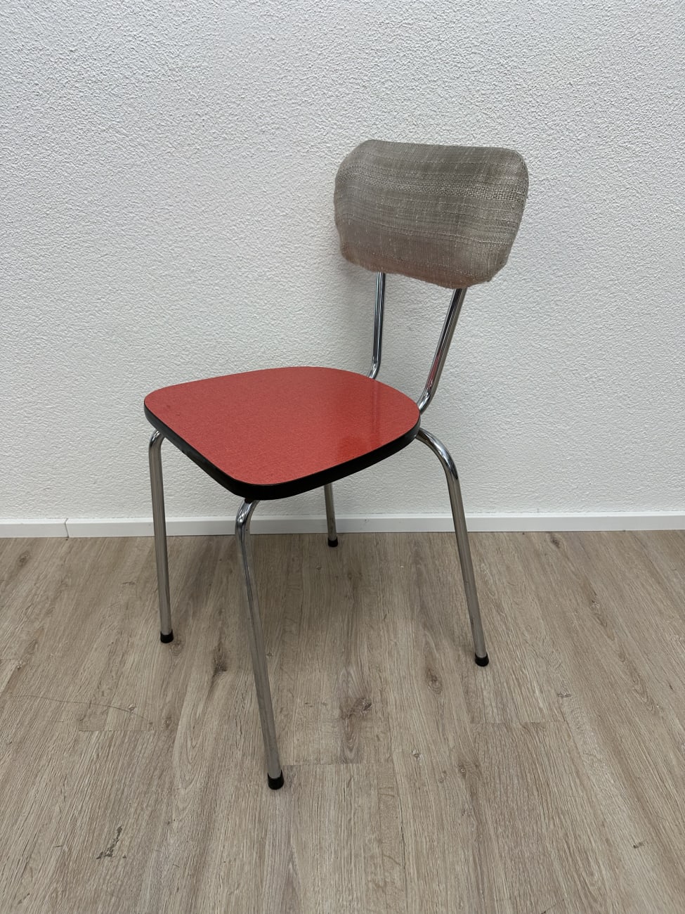 Moderner Essstuhl mit roter Sitzfläche und Polsterlehne