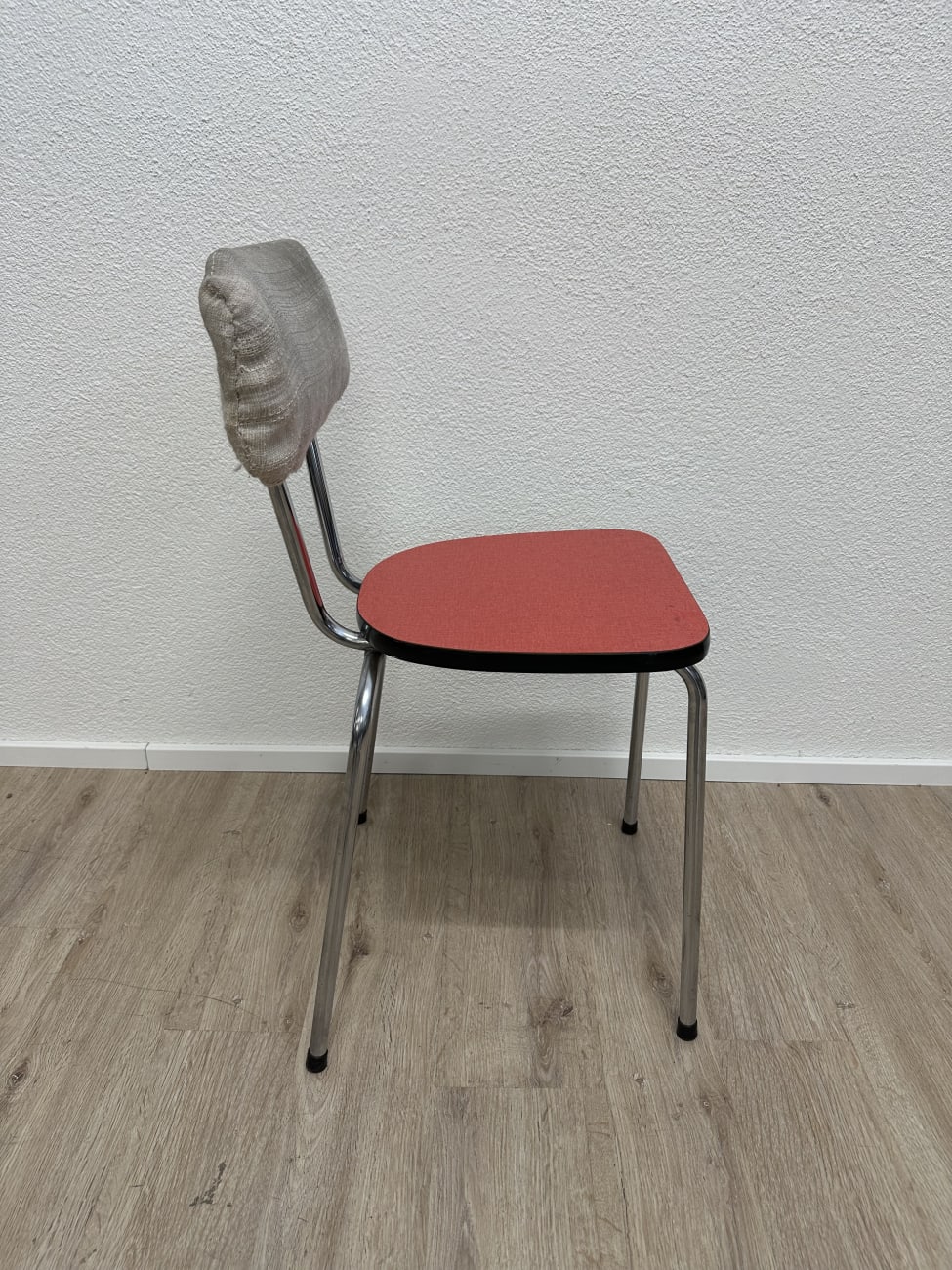 Moderner Essstuhl mit roter Sitzfläche und Polsterlehne