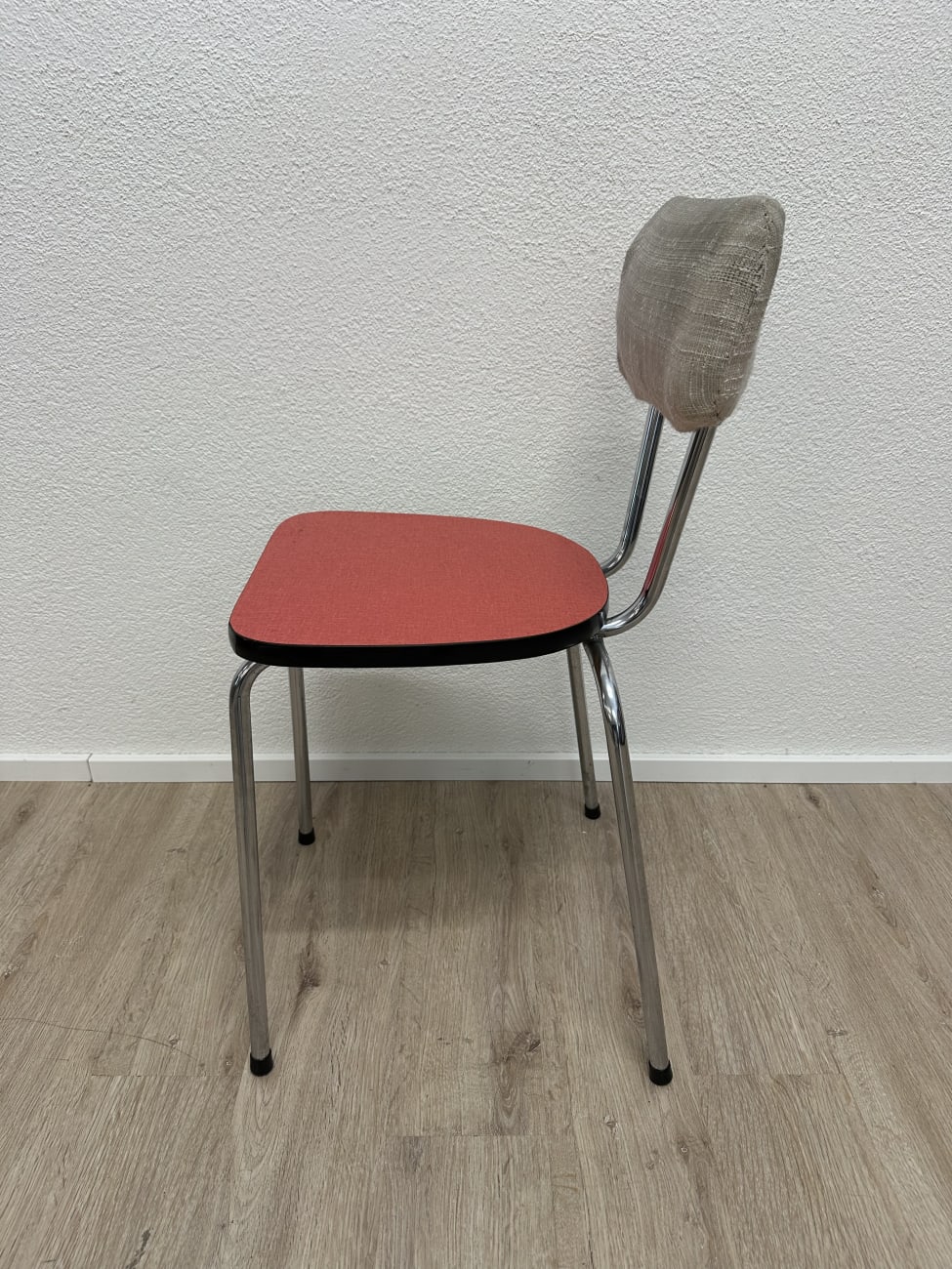 Moderner Essstuhl mit roter Sitzfläche und Polsterlehne