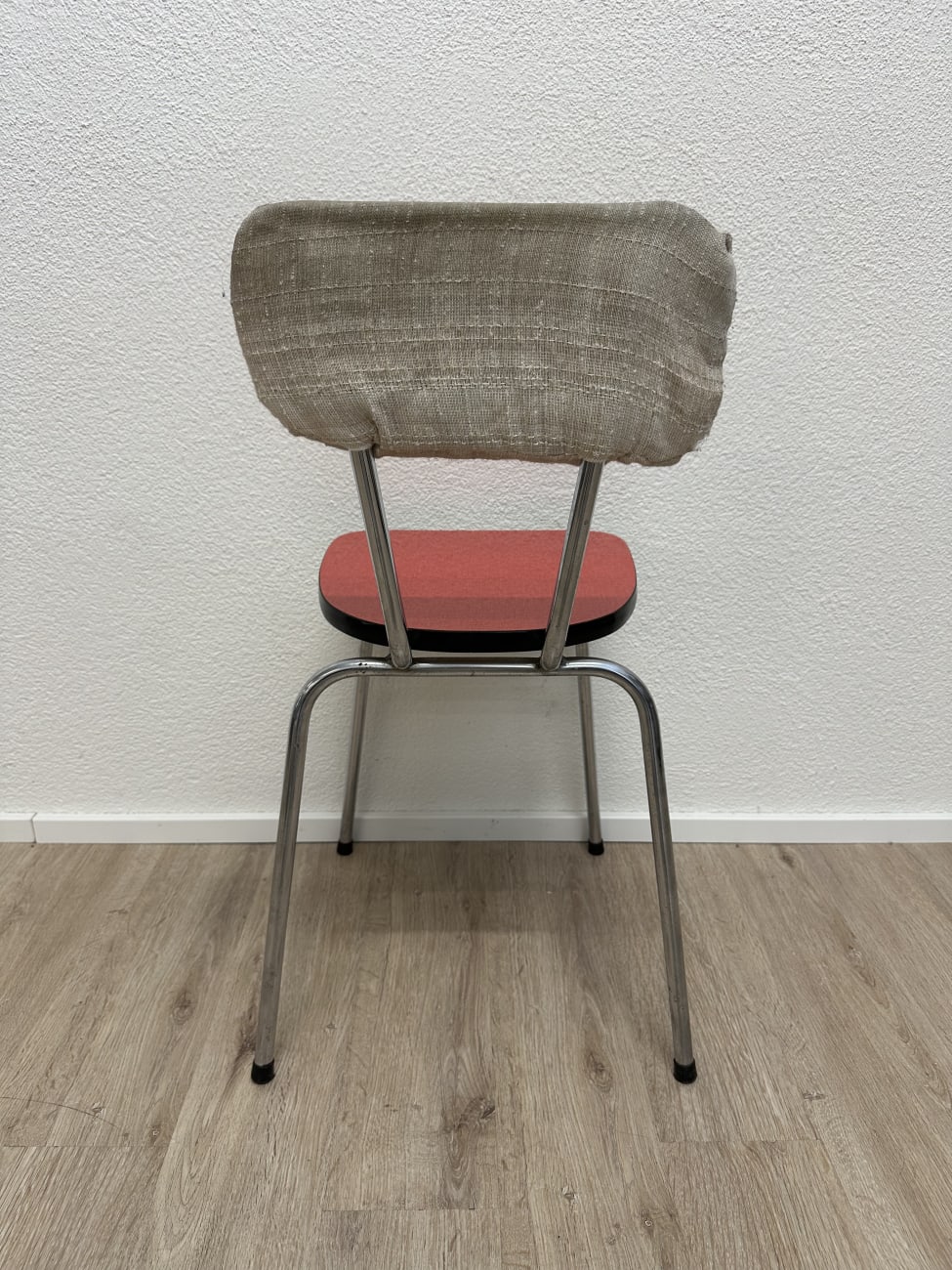 Moderner Essstuhl mit roter Sitzfläche und Polsterlehne