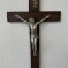 Wandkreuz aus Holz mit Christusfigur aus Metall