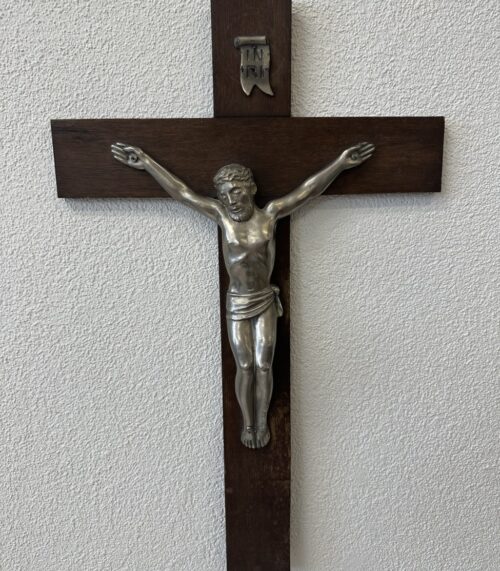 Wandkreuz aus Holz mit Christusfigur aus Metall