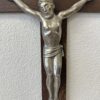 Wandkreuz aus Holz mit Christusfigur aus Metall