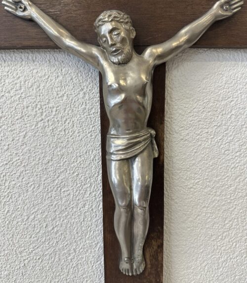 Wandkreuz aus Holz mit Christusfigur aus Metall