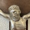 Wandkreuz aus Holz mit Christusfigur aus Metall