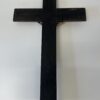 Wandkreuz aus Holz mit Christusfigur aus Metall