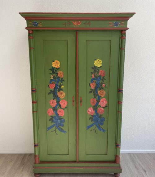 Antiker Bauernschrank im Alpenstil mit Blumenmalerei (1914)