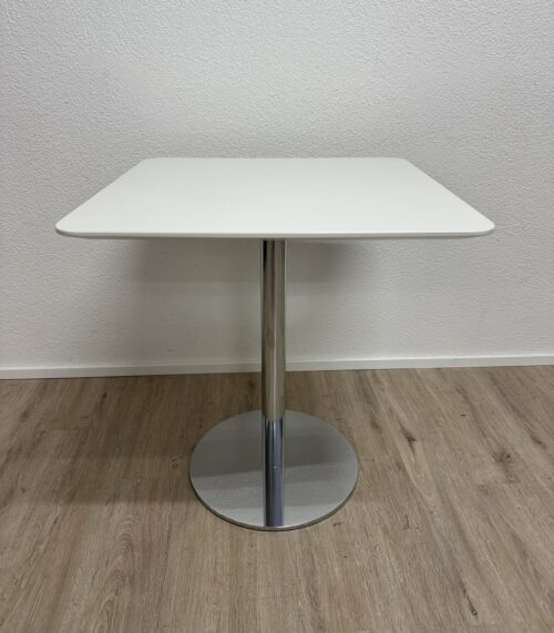 Moderner Esstisch mit weisser Platte und Metallfuss