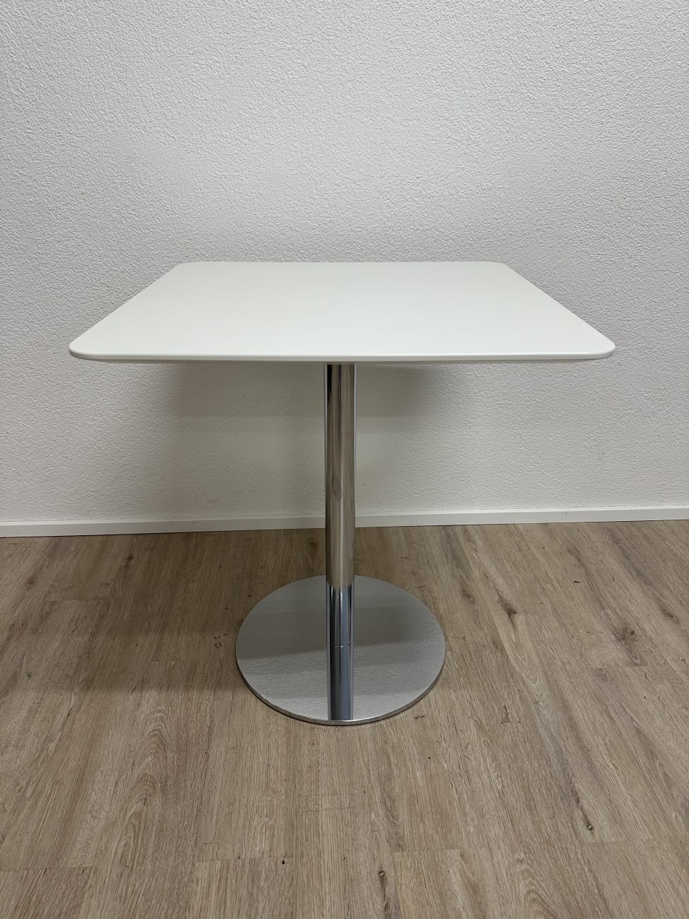 Moderner Esstisch mit weisser Platte und Metallfuss