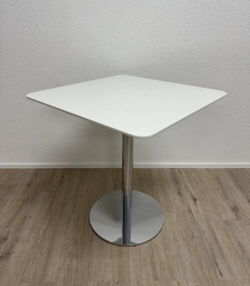 Moderner Esstisch mit weisser Platte und Metallfuss