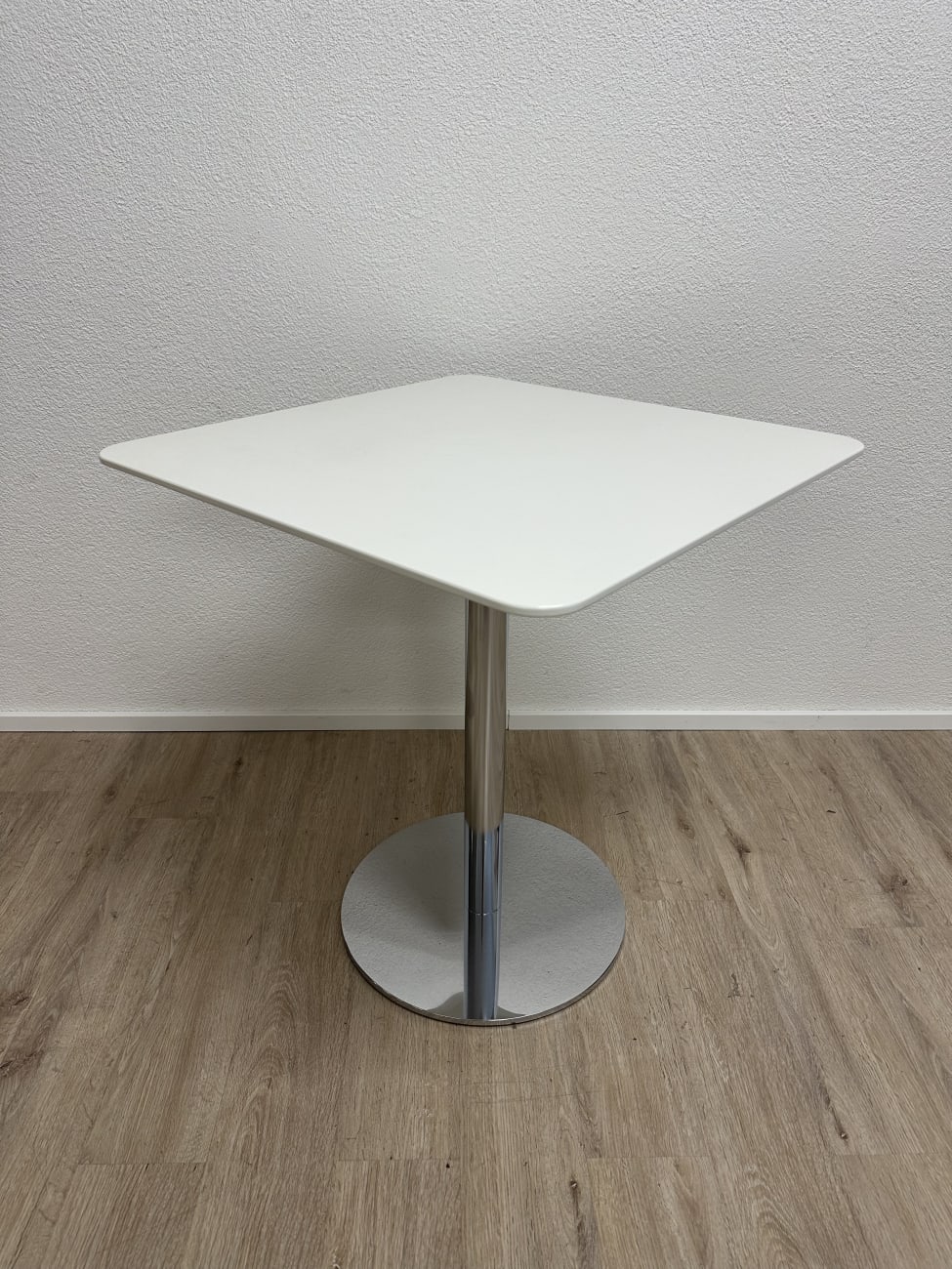 Moderner Esstisch mit weisser Platte und Metallfuss