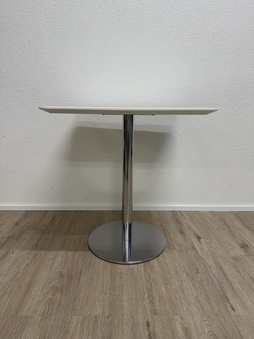 Moderner Esstisch mit weisser Platte und Metallfuss