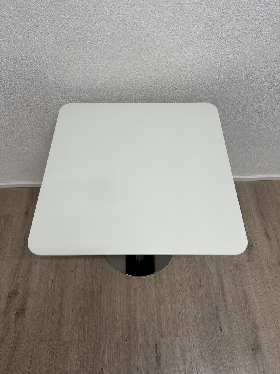 Moderner Esstisch mit weisser Platte und Metallfuss