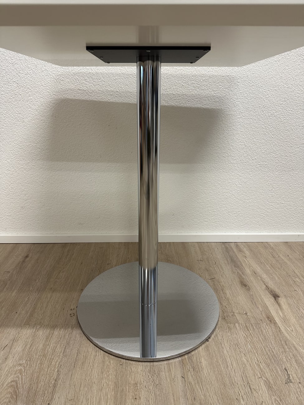 Moderner Esstisch mit weisser Platte und Metallfuss