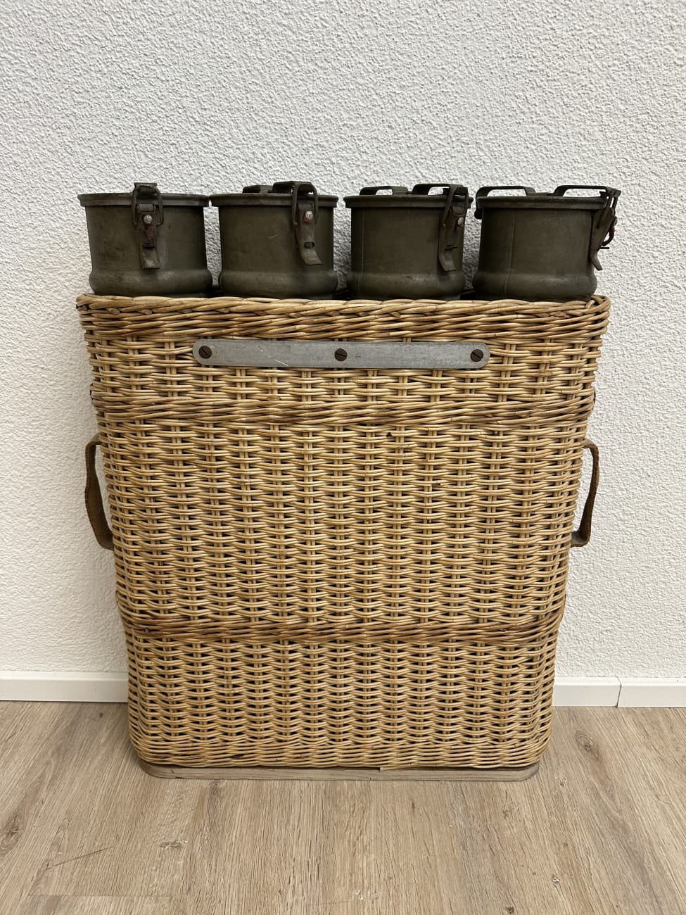 Vintage Aufbewahrungskorb mit Metallboxen und Deckel