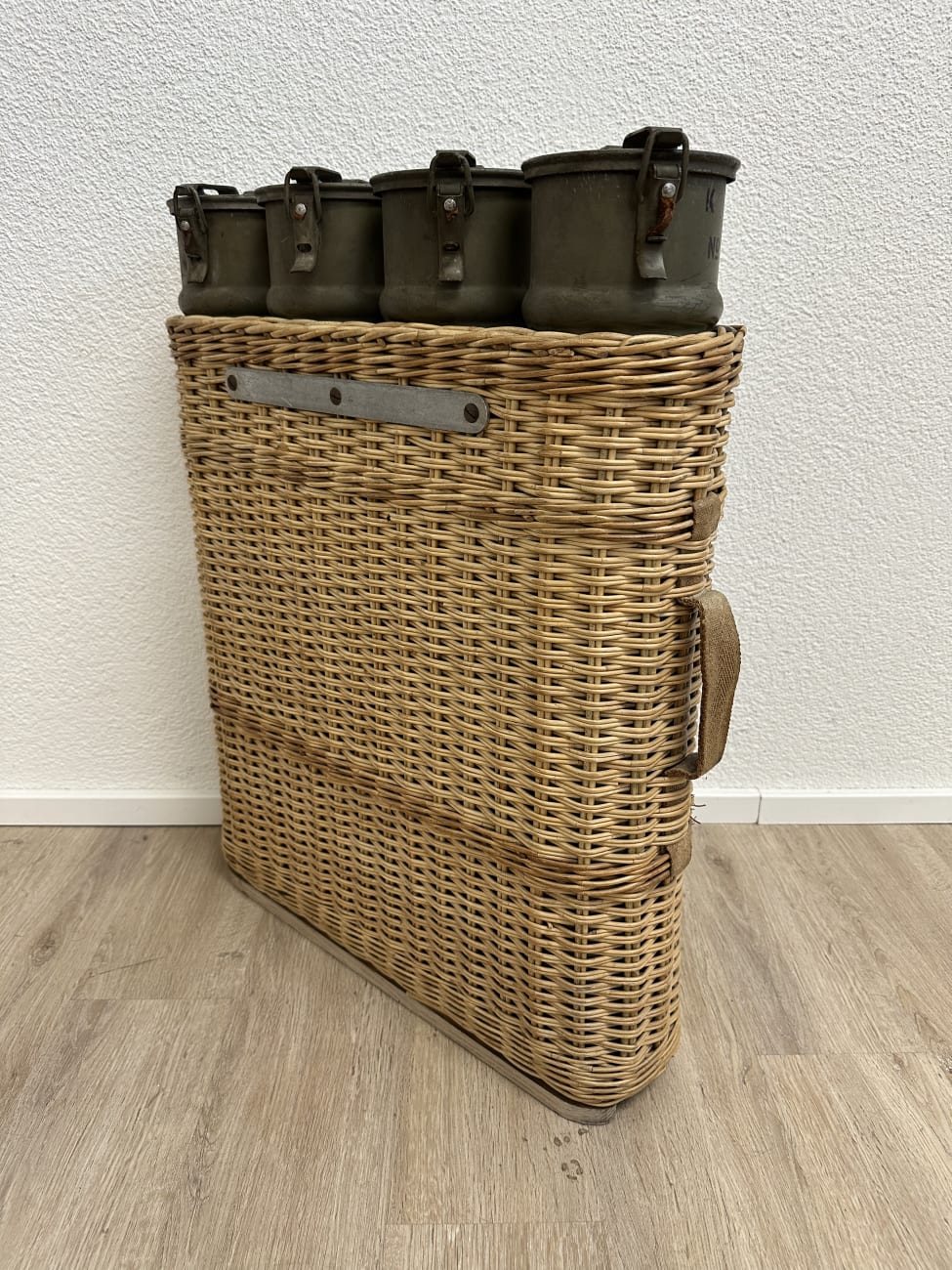 Vintage Aufbewahrungskorb mit Metallboxen und Deckel