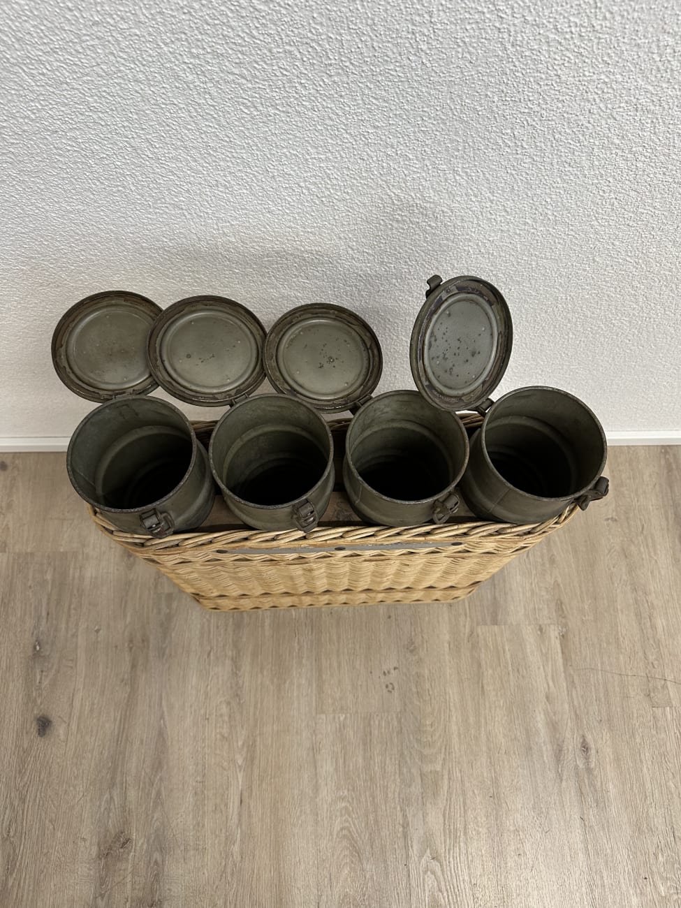 Vintage Aufbewahrungskorb mit Metallboxen und Deckel