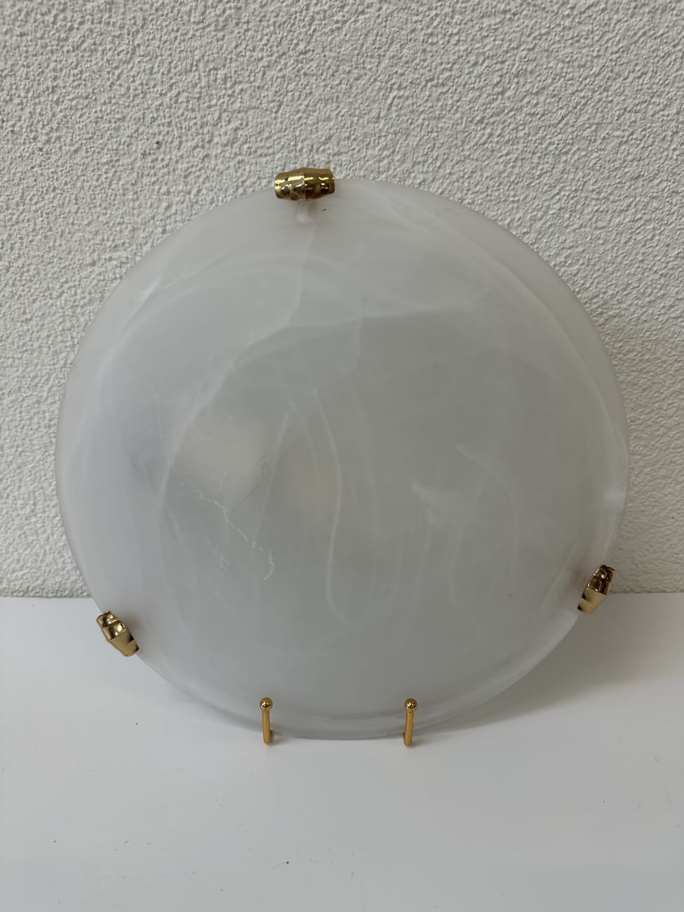 Wandleuchte aus Milchglas mit goldfarbenen Halterungen G.R.