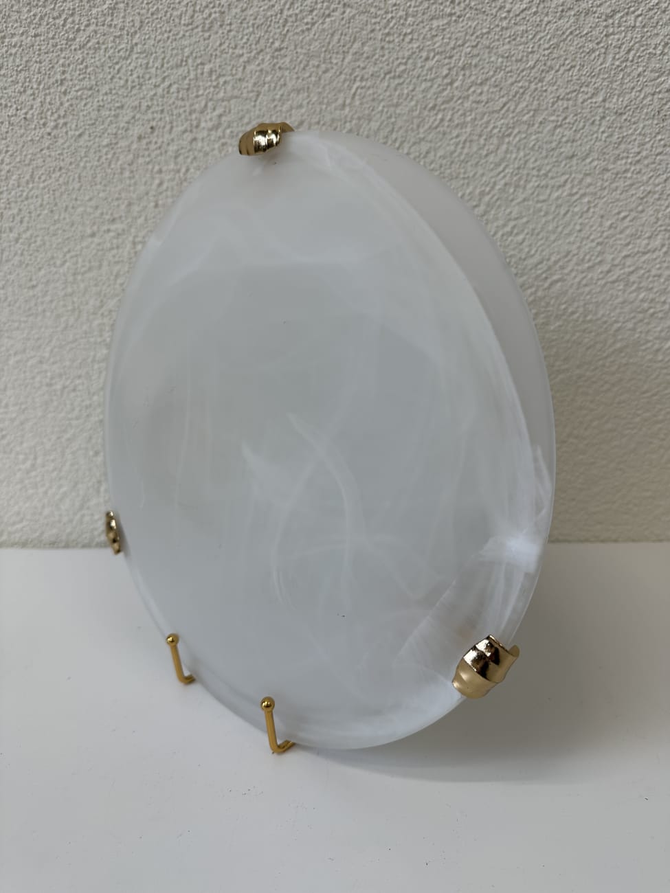 Wandleuchte aus Milchglas mit goldfarbenen Halterungen G.R.