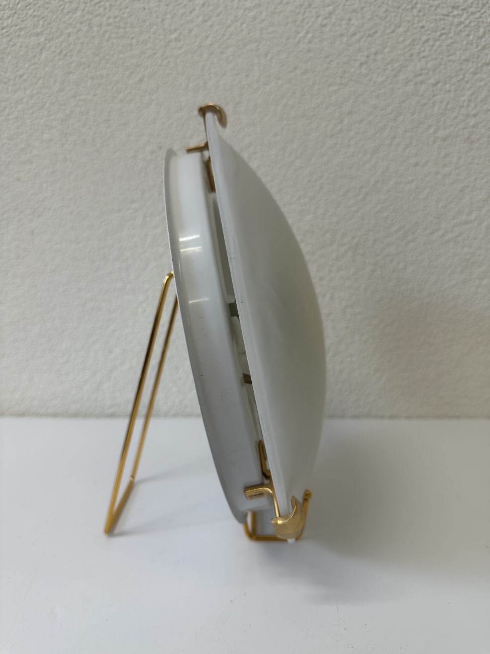 Wandleuchte aus Milchglas mit goldfarbenen Halterungen G.R.