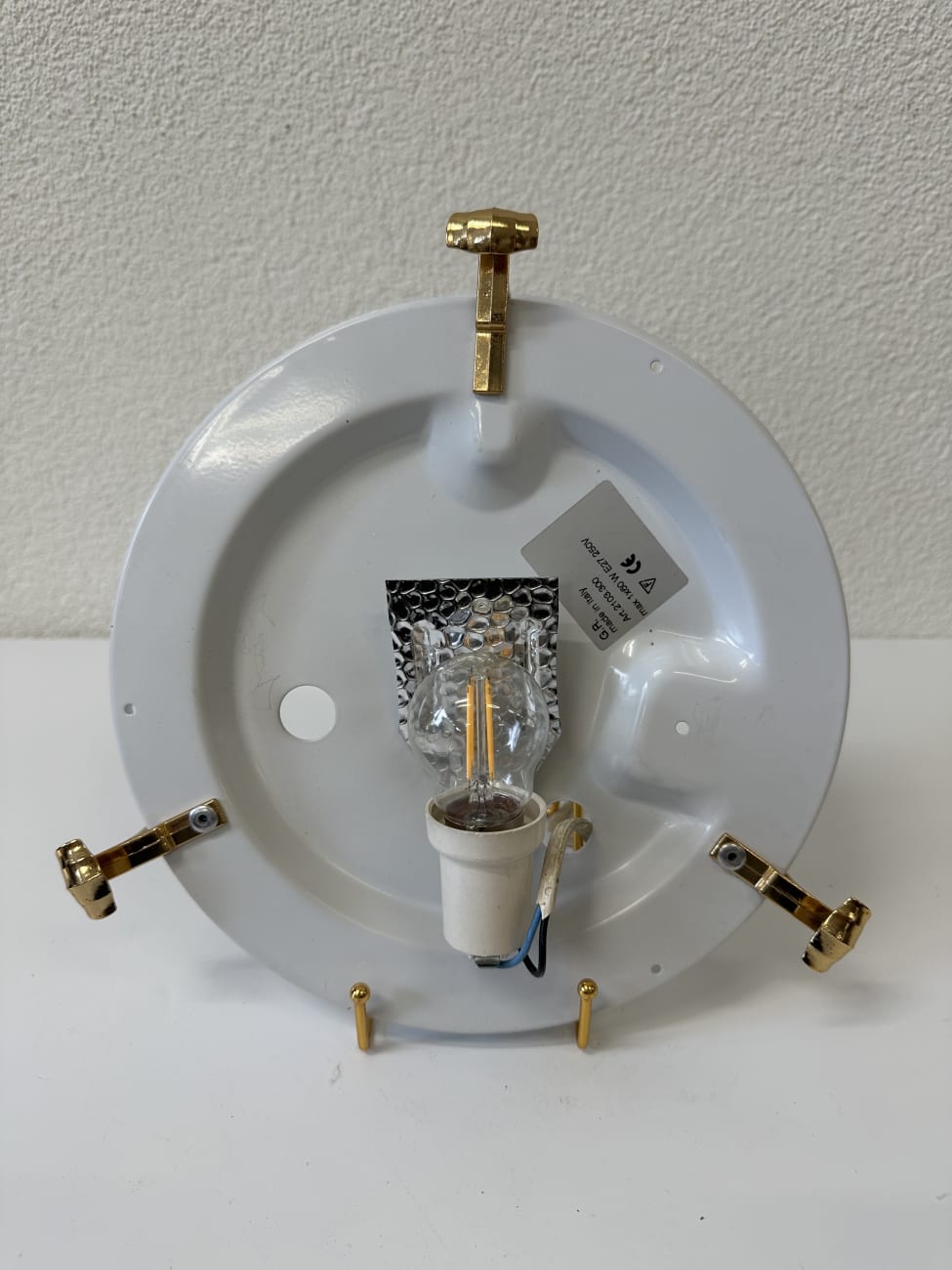 Wandleuchte aus Milchglas mit goldfarbenen Halterungen G.R.