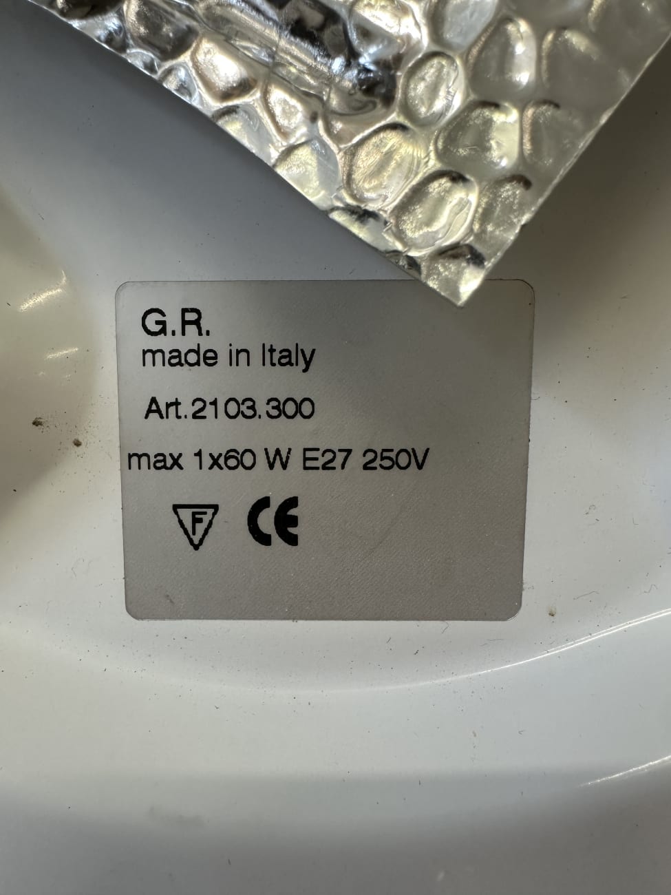 Wandleuchte aus Milchglas mit goldfarbenen Halterungen G.R.