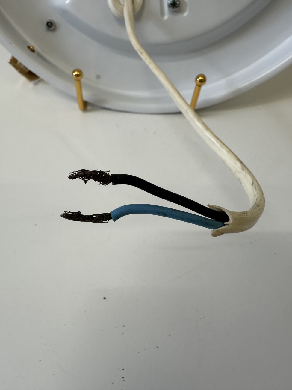 Wandleuchte aus Milchglas mit goldfarbenen Halterungen G.R.