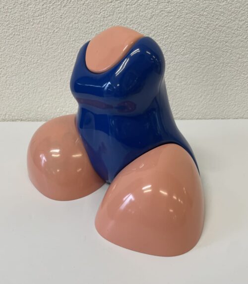 Moderne Skulptur mit abstrakter Körperform in Blau Rosa