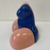 Moderne Skulptur mit abstrakter Körperform in Blau Rosa