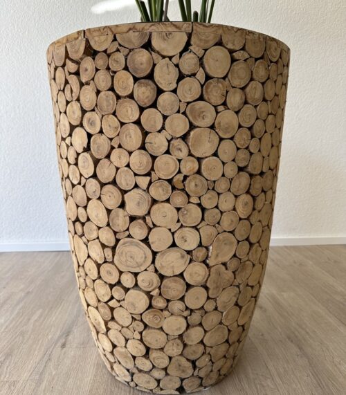 Rustikaler Übertopf aus Holzscheiben mit Palme