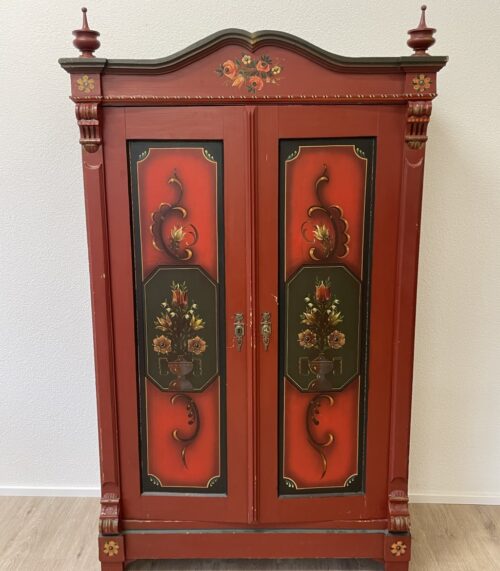 Antik bemalter Bauernschrank aus Holz